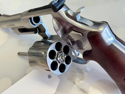 SMITH & WESSON 629-9 Mountain Gun SS/Wood Lipsey&sbquo;s Excl w/Box .44 MAGNUM - Image 12 of 16