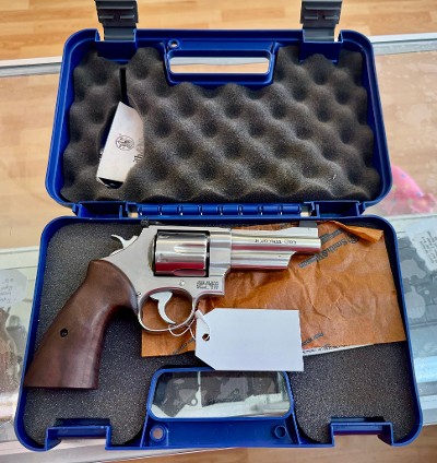 SMITH & WESSON 629-9 Mountain Gun SS/Wood Lipsey&sbquo;s Excl w/Box .44 MAGNUM - Image 1 of 16