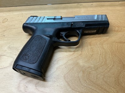 SMITH & WESSON SD40 VE .40 S&W - Image 3 of 7