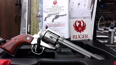 RUGER NEW MODEL BLACKHAWK - STAINLESS .357 MAG - Image 5 of 9