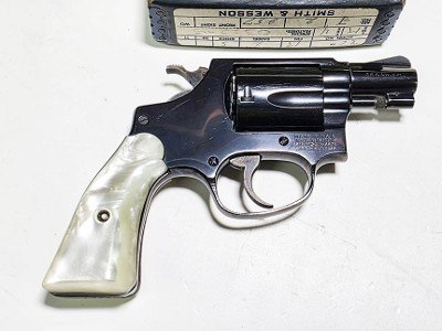 SMITH & WESSON NEAR MINT MODEL 36 WITH ORIGINAL BOX .38 SPL - Image 1 of 11