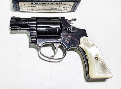 SMITH & WESSON NEAR MINT MODEL 36 WITH ORIGINAL BOX .38 SPL - Image 2 of 11