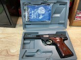 BROWNING buckmark pro target .22 LR - Image 1 of 11