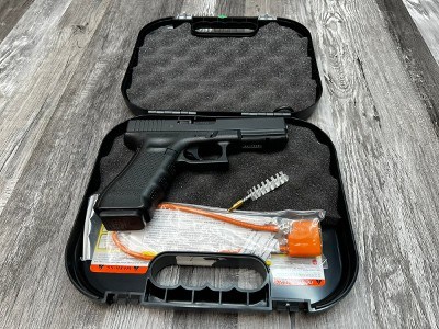 GLOCK 22 GEN 4 40 Smith & Wesson - Image 4 of 4