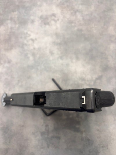 GLOCK 22 GEN 4 40 Smith & Wesson - Image 5 of 6