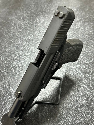 SIG SAUER SP2022 40 Smith & Wesson - Image 4 of 6