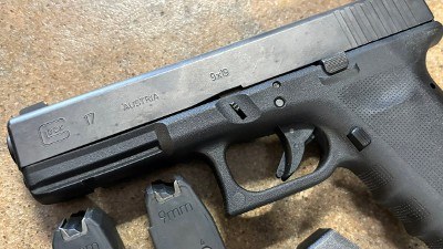 GLOCK G17RTF2 VICKERS TACTICAL EDITION 9MM LUGER (9x19 PARA) - Image 4 of 11