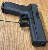 New Glock 17 Classic 9mm Semi-Automatic Pistol - 3 of 6