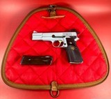 Browning Hi power, Silver Chrome, Gold Trigger, Adj Sights, 9mm Excellent - 1 of 10