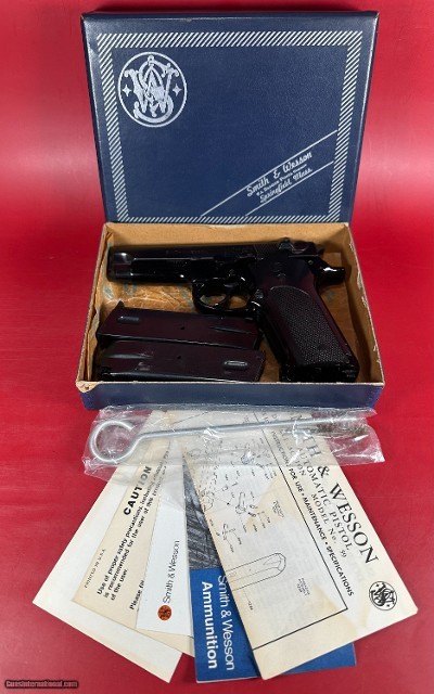 Smith & Wesson S&W Model 59 9mm. 2 15 rd mags, Box Tools Papers. Near Mint