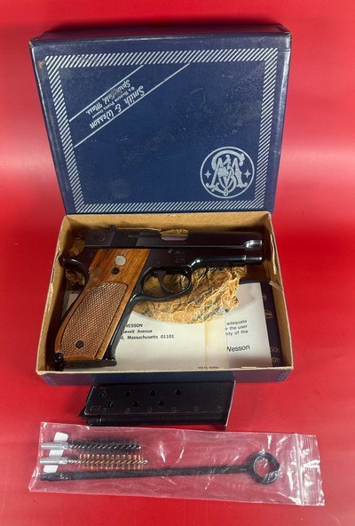 Smith & Wesson Model S&W 39 2 1970s Excellent condition. Collectors