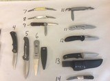 A COLLECTION OF STRAIGHT AND FOLDING KNIVES - 3 of 3