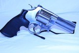 Smith and Wesson Model 610-3 Stainless 3 7/8" barrel, unfluted cylinder. - 4 of 7