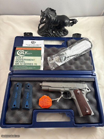 Colt Competition Government 1911 Series 70 .45 ACP-8+1 rds.- 2 Sets of Grips &Holster option