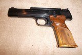 S&W mod 41 51/2 bbl 22lr - 1 of 4