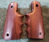 Eagle gripsfor Colt & 1911 Government models.Rosewood W/Finger Grooves. - 2 of 3