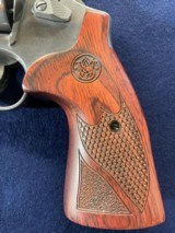 Beautiful Smith and Wesson Model 629-6 Deluxe 44 Magnum - 3 of 15