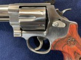 Beautiful Smith and Wesson Model 629-6 Deluxe 44 Magnum - 2 of 15