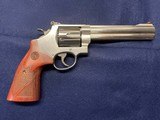 Beautiful Smith and Wesson Model 629-6 Deluxe 44 Magnum - 4 of 15