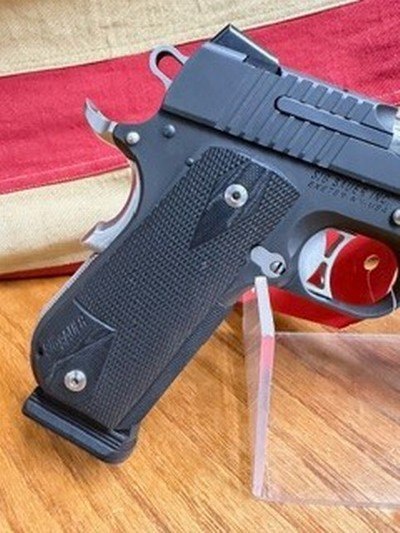 SIG ARMS 1911 - Image 5 of 6