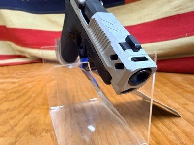 SMITH AND WESSON BODYGUARD - Image 2 of 10
