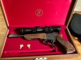 THOMPSON CENTER.218.BEE.WITH.LEUPOLD.2.5.X.6.SCOPE.LIKE.NEW. - 1 of 13