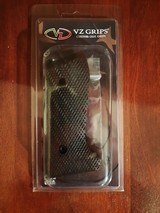 Beretta 92 VZ
grips new in the box - 2 of 3