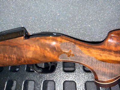 “His & Hers” Custom Weatherby Mark V Presentation Rifles – Safari Club International Gold Inlay & Exhibition Walnut – 7mm Back Country .280 Ackley Imp - Image 10 of 25