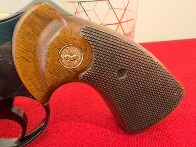 COLT PYTHON .357 MAGNUM REVOLVER – EARLY 1967 PRODUCTION – 4" BARREL – ORIGINAL "SMILEY FACE" WALNUT GRIPS - Image 2 of 9