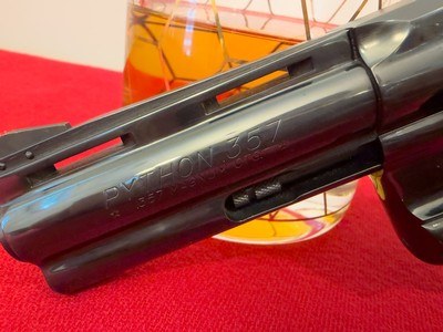 COLT PYTHON .357 MAGNUM REVOLVER – EARLY 1967 PRODUCTION – 4" BARREL – ORIGINAL "SMILEY FACE" WALNUT GRIPS - Image 4 of 9