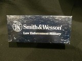 SMITH & WESSON ARMED FORCES AUTOMATIC FOLDING KNIFE
LAW ENFORCEMENT ONLY!!
MADE IN USA!!
VINTAGE, NEW IN BOX!!
EXTREMELY RARE!! - 7 of 8