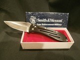 SMITH & WESSON ARMED FORCES AUTOMATIC FOLDING KNIFE
LAW ENFORCEMENT ONLY!!
MADE IN USA!!
VINTAGE, NEW IN BOX!!
EXTREMELY RARE!! - 1 of 8