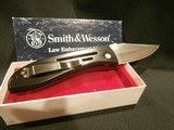 SMITH & WESSON ARMED FORCES AUTOMATIC FOLDING KNIFE
LAW ENFORCEMENT ONLY!!
MADE IN USA!!
VINTAGE, NEW IN BOX!!
EXTREMELY RARE!! - 2 of 8