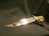 KNUCKLE GRIP FIGHTING KNIFE. MASSIVE, EAGLE HEAD WITH HEAVY BOWIE BLADE. SPIKED KNUCKLE GRIP FIGHTING KNIFE. OSCAR KOLOMBATOVICH DESIGN.
MINT!! - 5 of 11