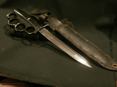 WWII WW2 EVERITT KNUCKLE KNIFE WW2 EVERITT FIGHTING KNIFE WWII EVERITT KNUCKLE KNIFE
BLACK WITH ORIGINAL SCABBARD