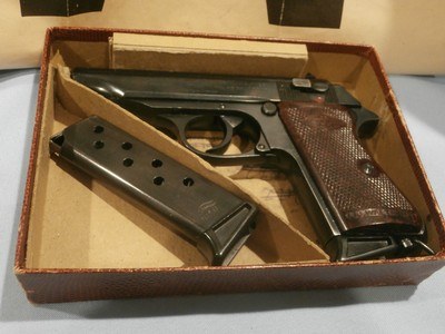 WALTHER PP 7.65mm .32acp MANURHIN (FRANCE) ALL MATCHING, TWO MAGAZINES, VERY EARLY MANURHIN PP
EXC+ CONDITION!!
IN ORIGINAL BOX!!