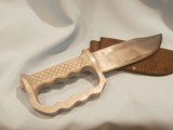 US MILITARY KNUCKLE GUARD FIGHTING KNIFE WWII FIGHTING KNIFE
MASSIVE!
US WWII KNUCKLE GUARD FIGHTING KNIFE WITH ORIGINAL SCABBARD!!
EXCELLENT!