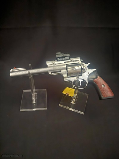 Ruger Super Blackhawk.
44 mag,
7.5 inch barrel, Picatini Rail, Red dot Scope, Stainless, Nearly new condition.