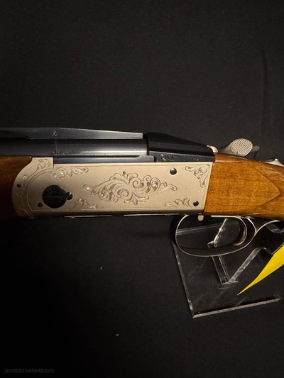 Krieghoff K20,
Standard Grade, 28 inch choke tube sporting barrels.
This gun is an early k20 and was barely shot.
LIKE NEW!