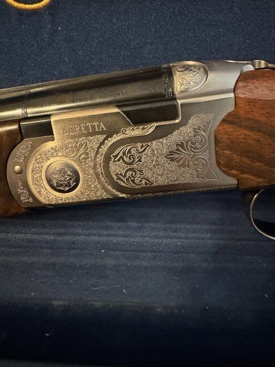 Beretta 686 Silver Pigeon 1.
20 gauge barrel and 28 gauge barrel, 410 inserts for 20 gauge barrel,
Like new.
Beretta canvas case
