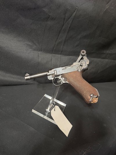 1939 S-1942Luger Pistol, Serial no.195.All numbers match except for the Magazine.Great condition.Grips show no cracks.