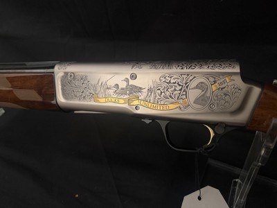 Browning A5 Duck unlimited Special engraving.Absolutely unfired in the original DU case.12 Gauge 28 inch, Fancy wood.Dont miss it