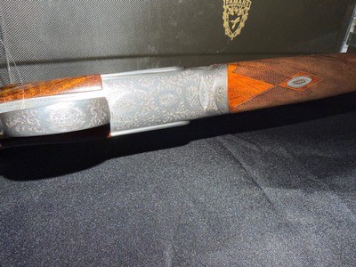 Famars Excaliber Lusso engraning, 20 gauge, 31.5 inch barrel,mod and full.great condition, wood butt plate, factory case - Image 12 of 15