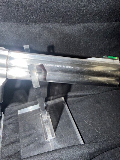 Smith and Wesson Model 617, 5.5 inch barrel, stainless steel, LIKE NEW!! Non matching box.22 long rifle - Image 6 of 8