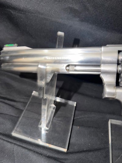 Smith and Wesson Model 617, 5.5 inch barrel, stainless steel, LIKE NEW!! Non matching box.22 long rifle - Image 3 of 8