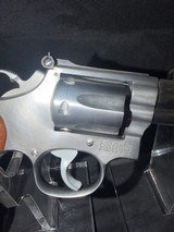 Smith and Wesson Model 617, 5.5 inch barrel, stainless steel, LIKE NEW!! Non matching box.22 long rifle - Image 7 of 8