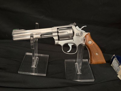Smith and Wesson Model 617, 5.5 inch barrel, stainless steel, LIKE NEW!! Non matching box.22 long rifle - Image 1 of 8