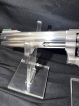 Smith and Wesson Model 617, 5.5 inch barrel, stainless steel, LIKE NEW!! Non matching box.22 long rifle - Image 3 of 8
