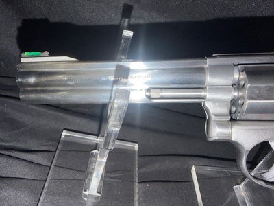Smith and Wesson Model 617, 5.5 inch barrel, stainless steel, LIKE NEW!! Non matching box.22 long rifle - Image 2 of 8