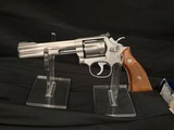 Smith and Wesson Model 617, 5.5 inch barrel, stainless steel, LIKE NEW!! Non matching box.22 long rifle - Image 1 of 8